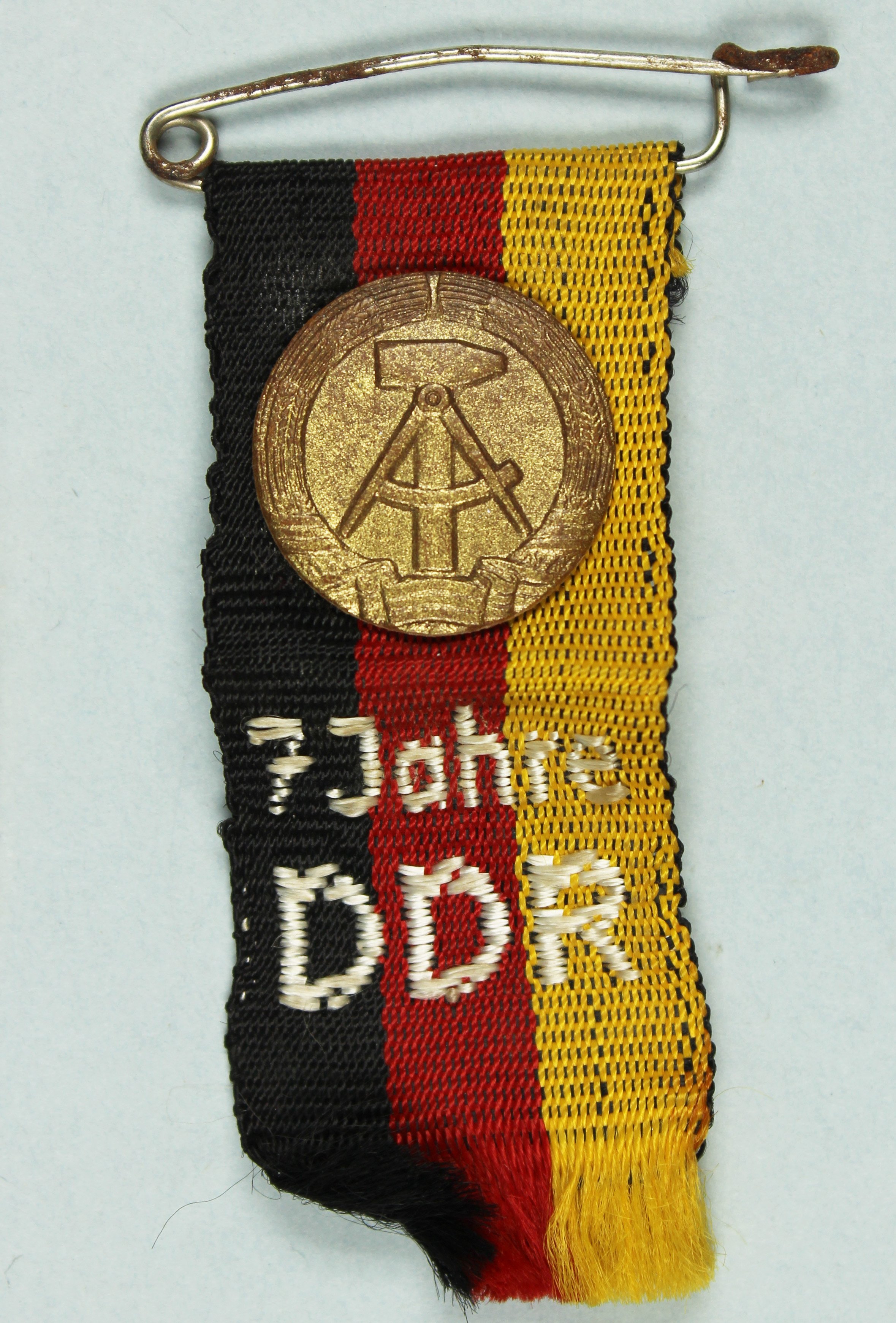 Anhänger "7 Jahre DDR" (Museum Wolmirstedt RR-F)