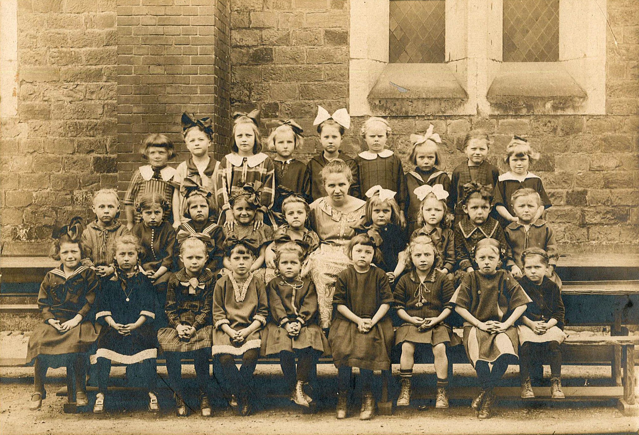 Mädchenklasse mit Fräulein Mattick, 1925/1926 - Evangelische Schule (?), Wolmirstedt (Museum Wolmirstedt RR-F)