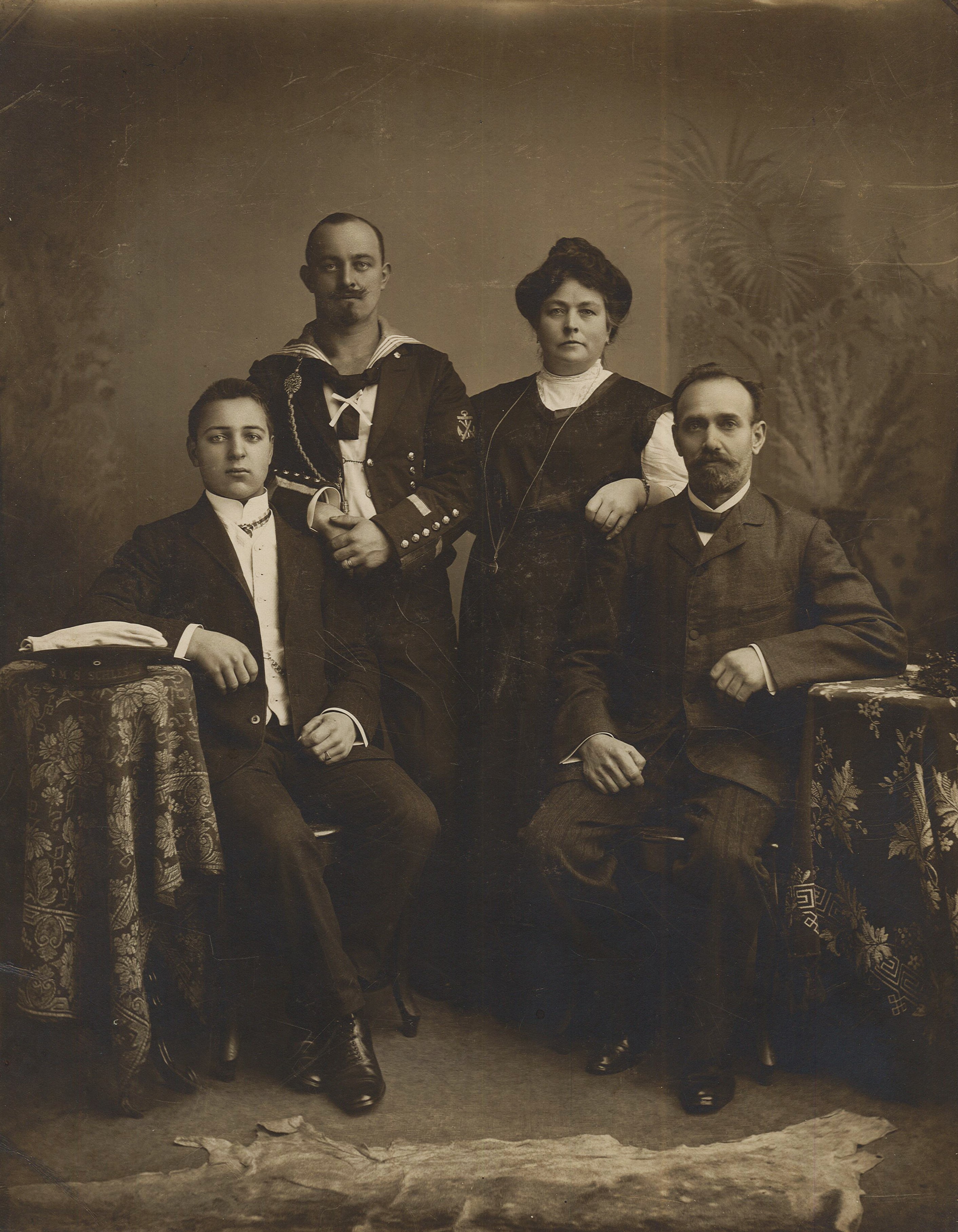 Porträt Familie des Böttchermeisters Albert Keuck, Wolmirstedt (1910?) (Museum Wolmirstedt RR-F)