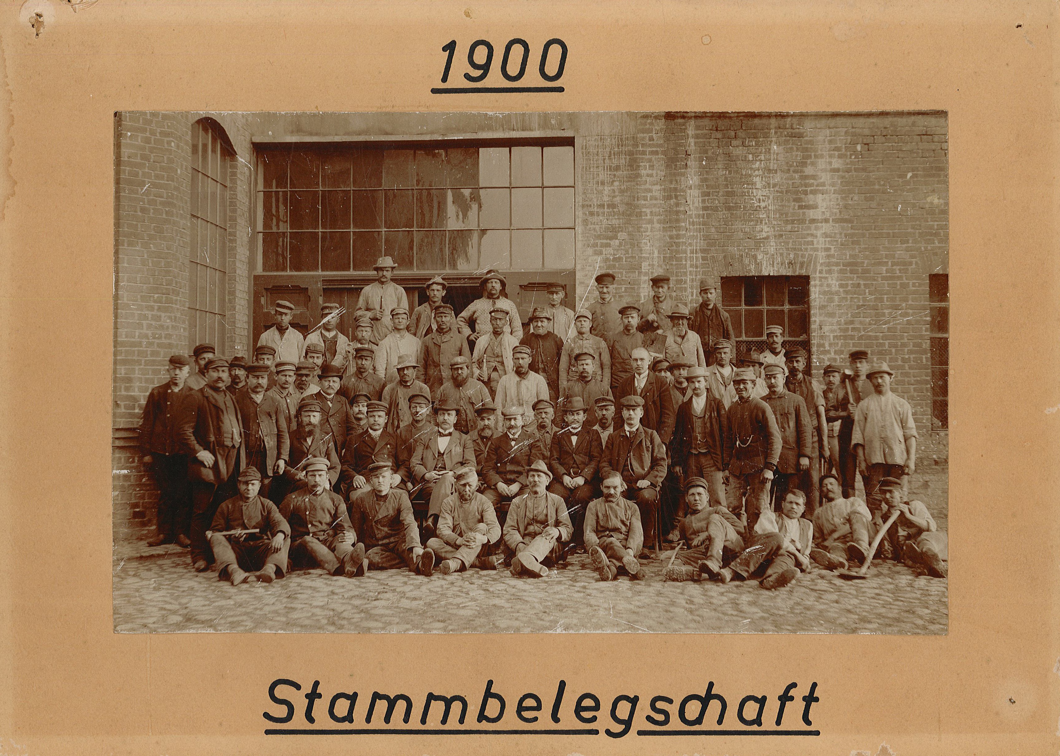 Gruppenbild "Stammbelegschaft [Lederfabrik Otto Heim], 1900" (Wolmirstedt) (Museum Wolmirstedt RR-F)