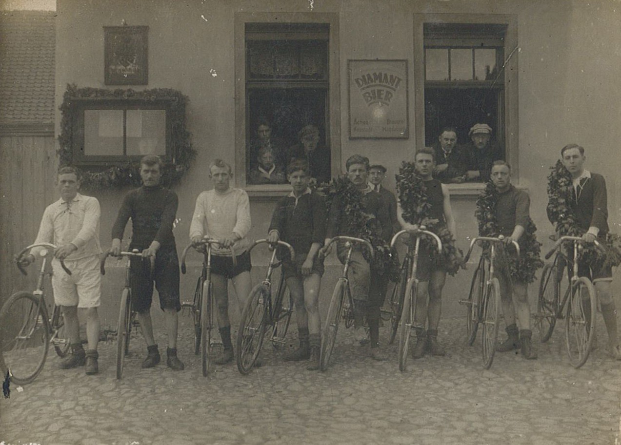 Gruppe von Radfahrern vor Gastwirtschaft, Schricke - um 1920 (Museum Wolmirstedt RR-F)