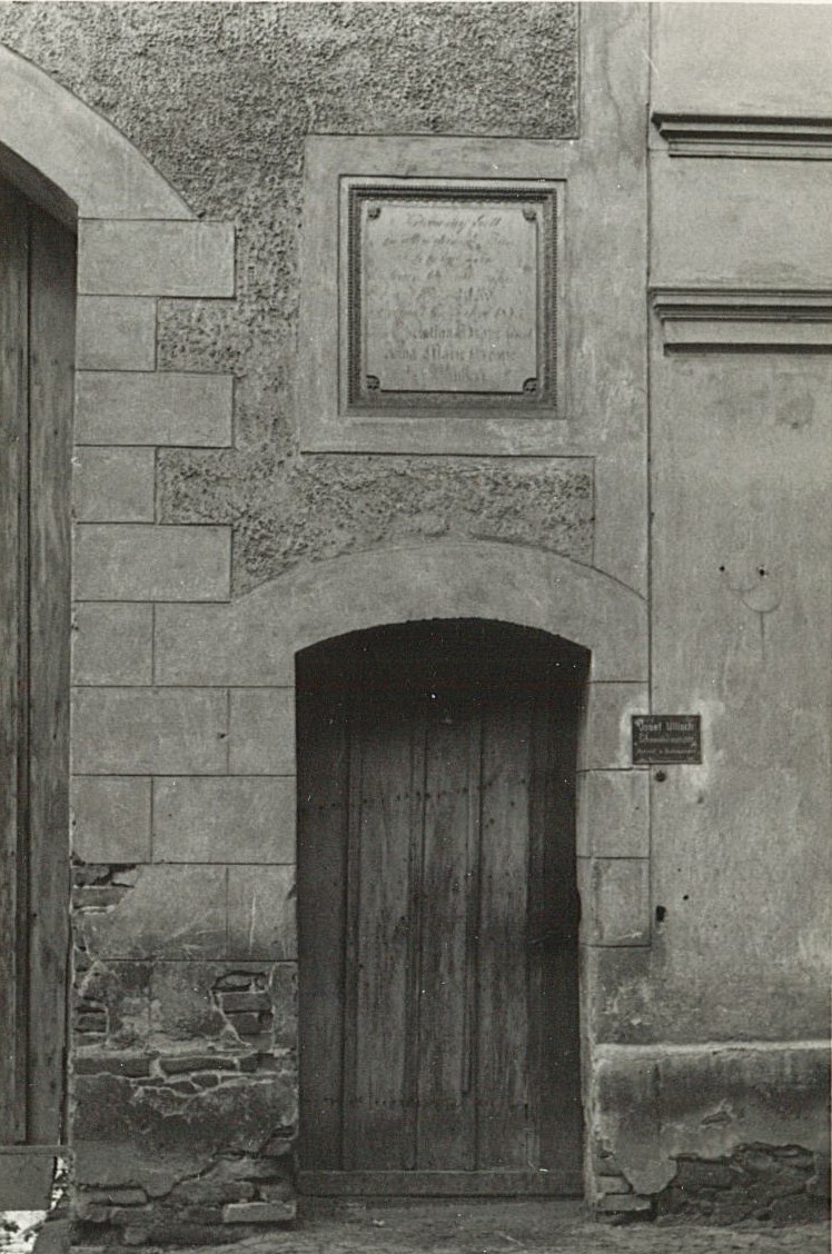 Eingangstür mit Gedenktafel, Barleben (?) (Museum Wolmirstedt RR-F)