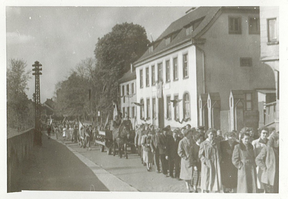 Serie - Festumzug zum 1. Mai in Wolmirstedt, 01.05.1957 - 3 (Museum Wolmirstedt RR-F)