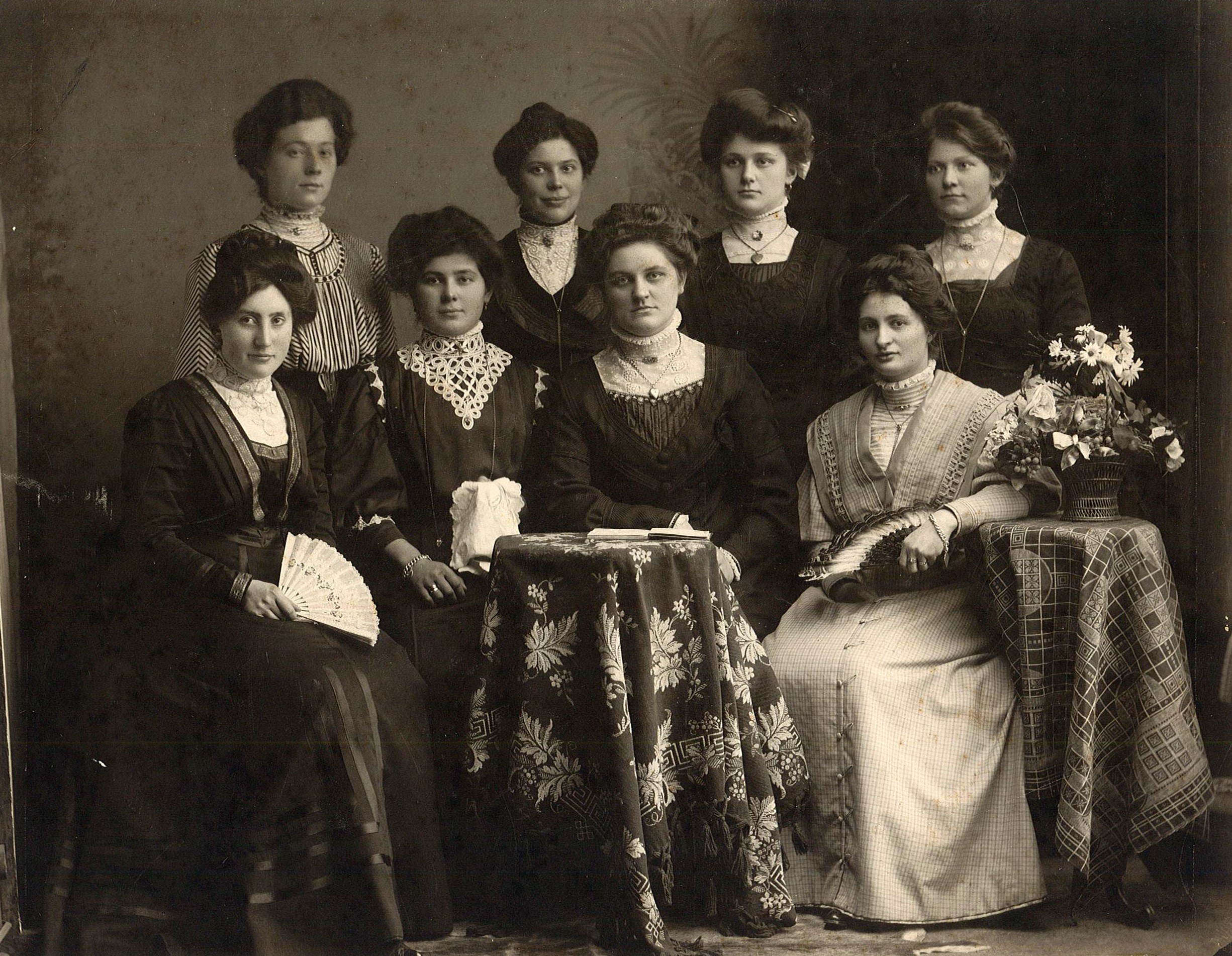 Porträt einer Gruppe von Frauen - mit Luise Tönnies, Wolmirstedt (1909) (Museum Wolmirstedt RR-F)