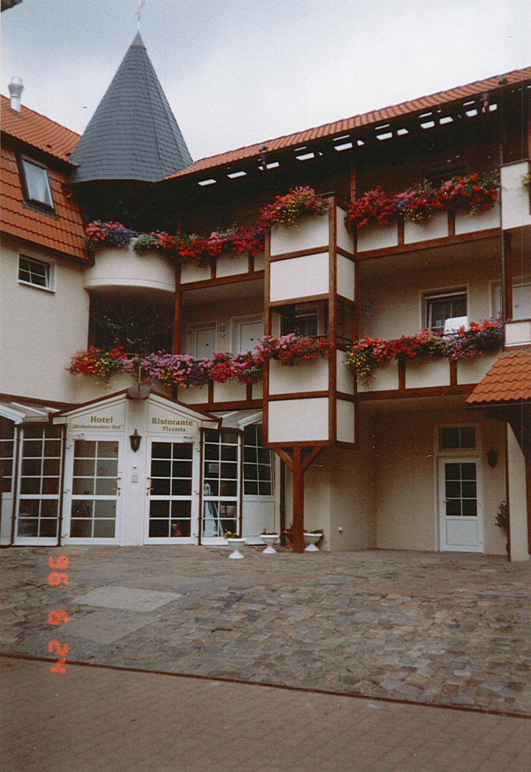 Stadtansicht Wolmirstedt - Hotel "Wolmirstedter Hof", 24.06.1996 (Museum Wolmirstedt RR-F)