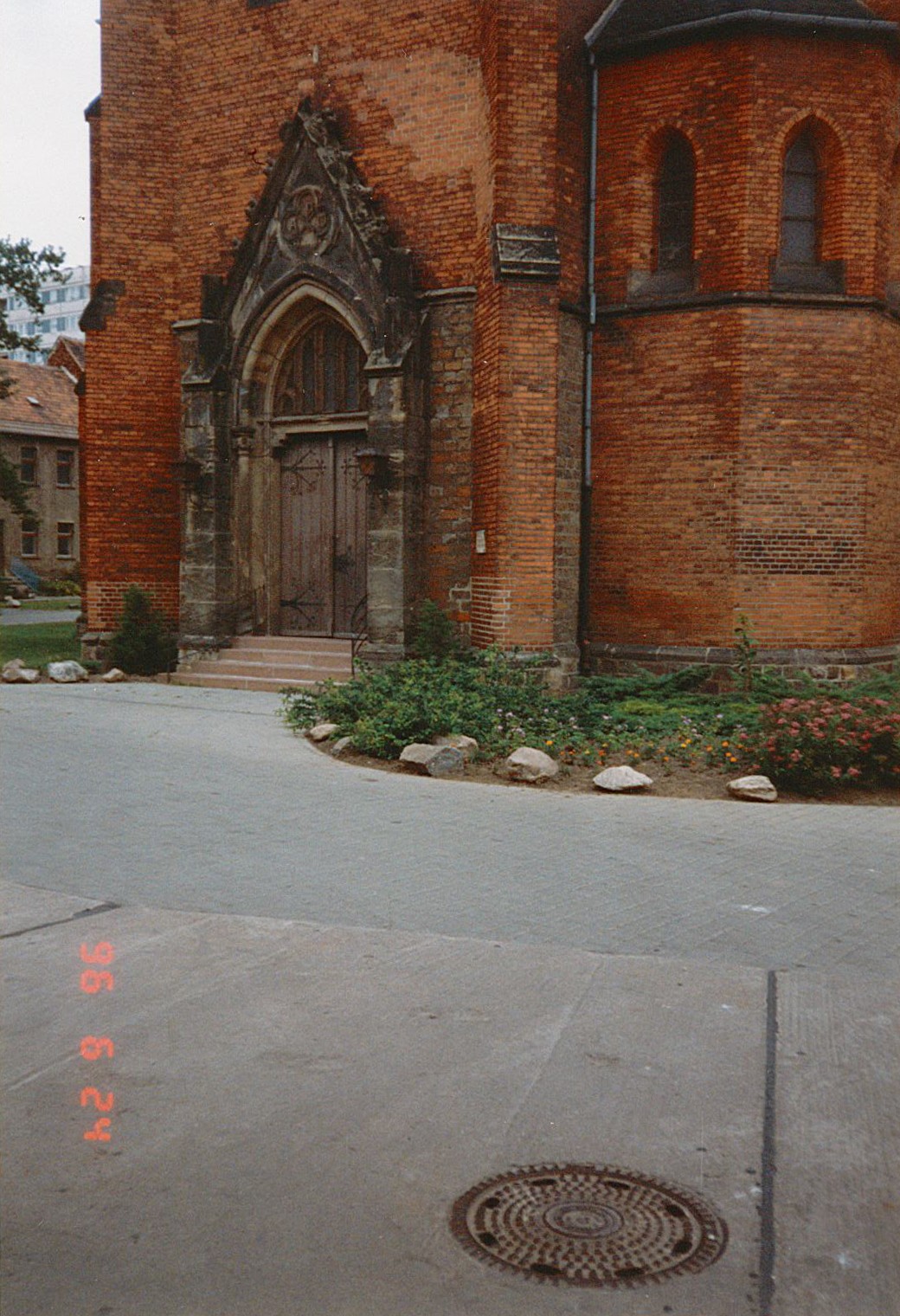 Stadtansicht Wolmirstedt - Westportal St. Katharinen Kirche, 24.06.1996 (Museum Wolmirstedt RR-F)