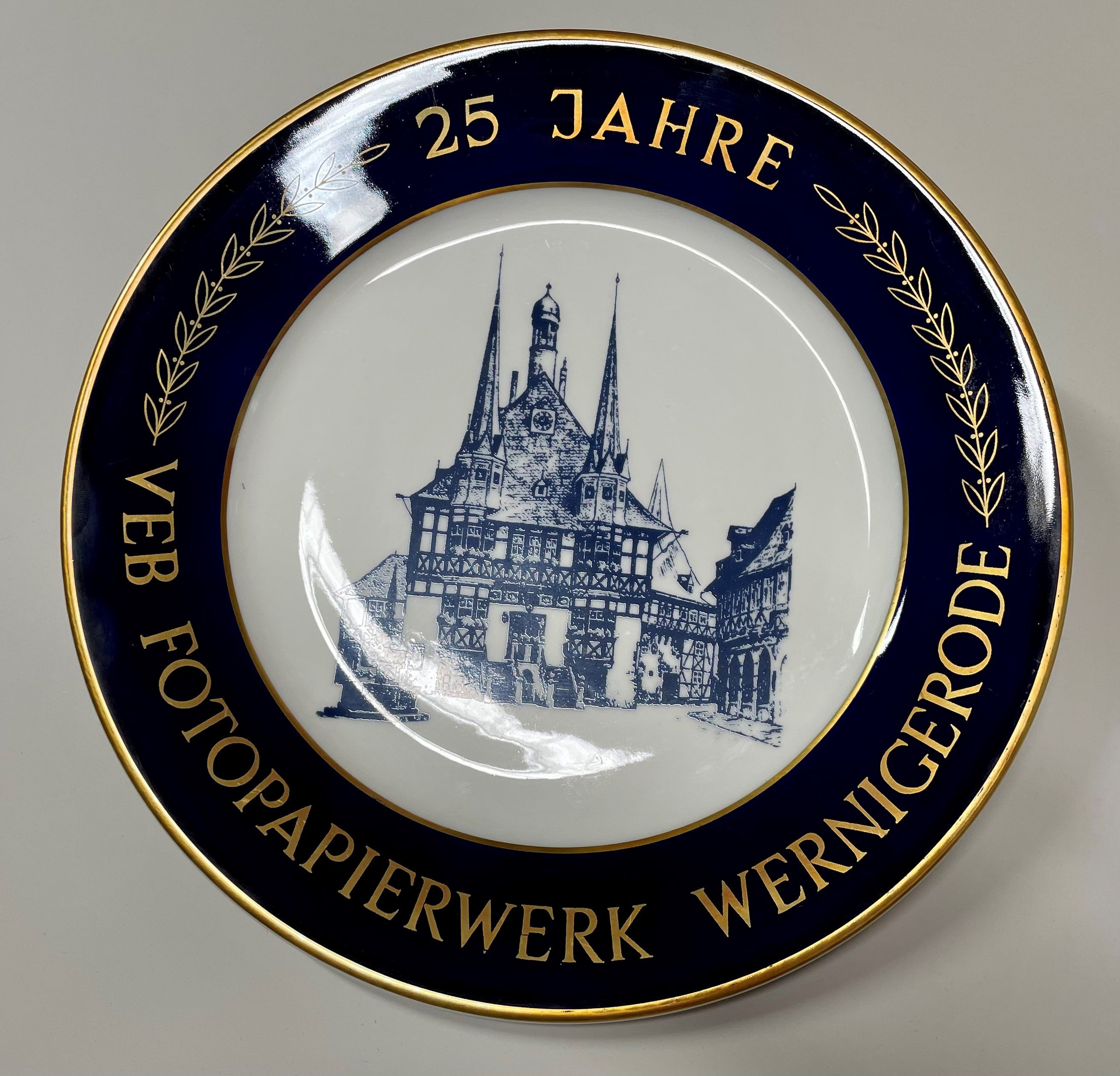 Zierteller 25 Jahre VEB Fotopapierwerk Wernigerode (Harzmuseum Wernigerode CC BY-NC-SA)