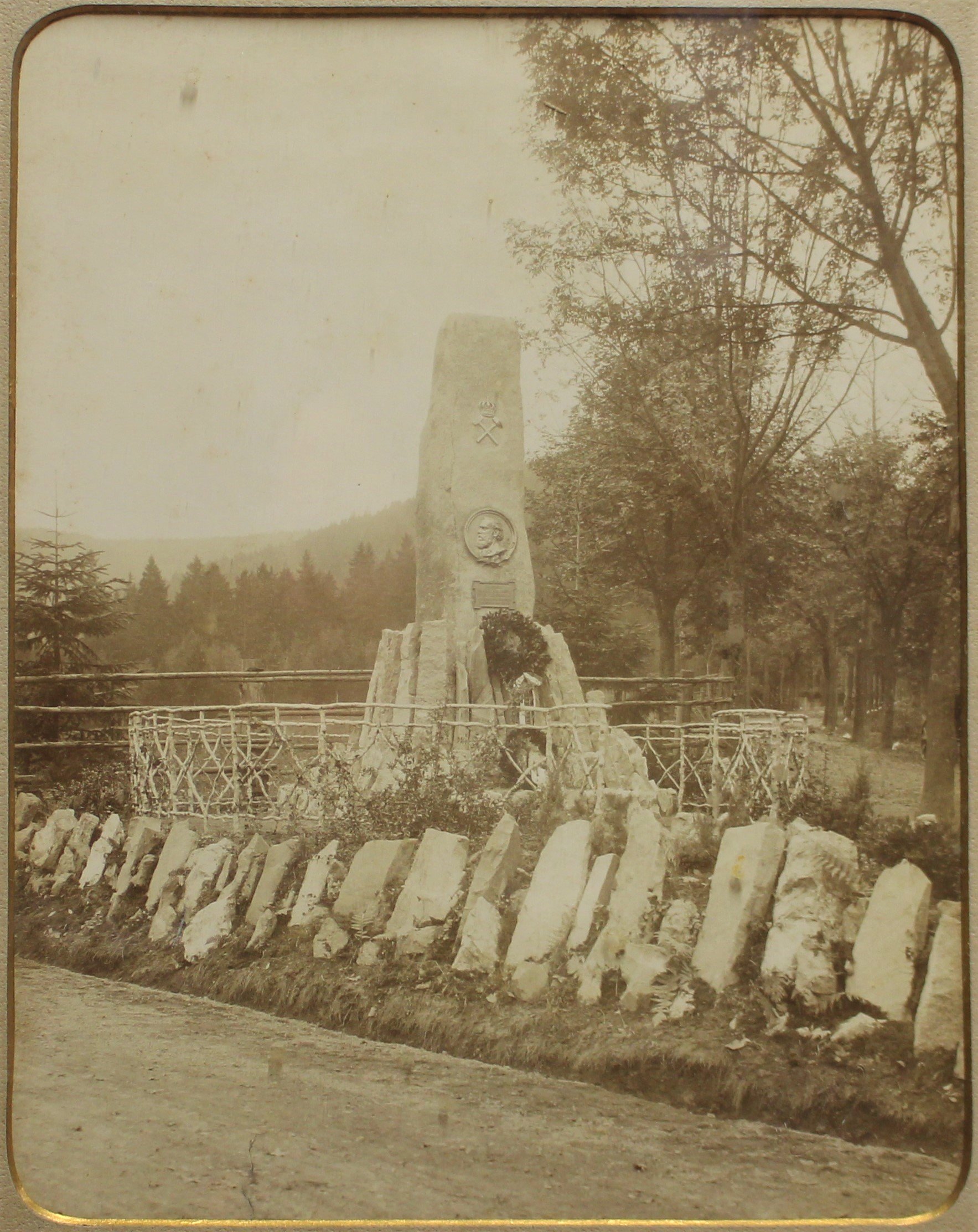 Lossen-Denkmal: K1387_Maesser_Lossen-Denkmal_Foto_IMG_9779 (Harzmuseum Wernigerode CC BY-NC-SA)