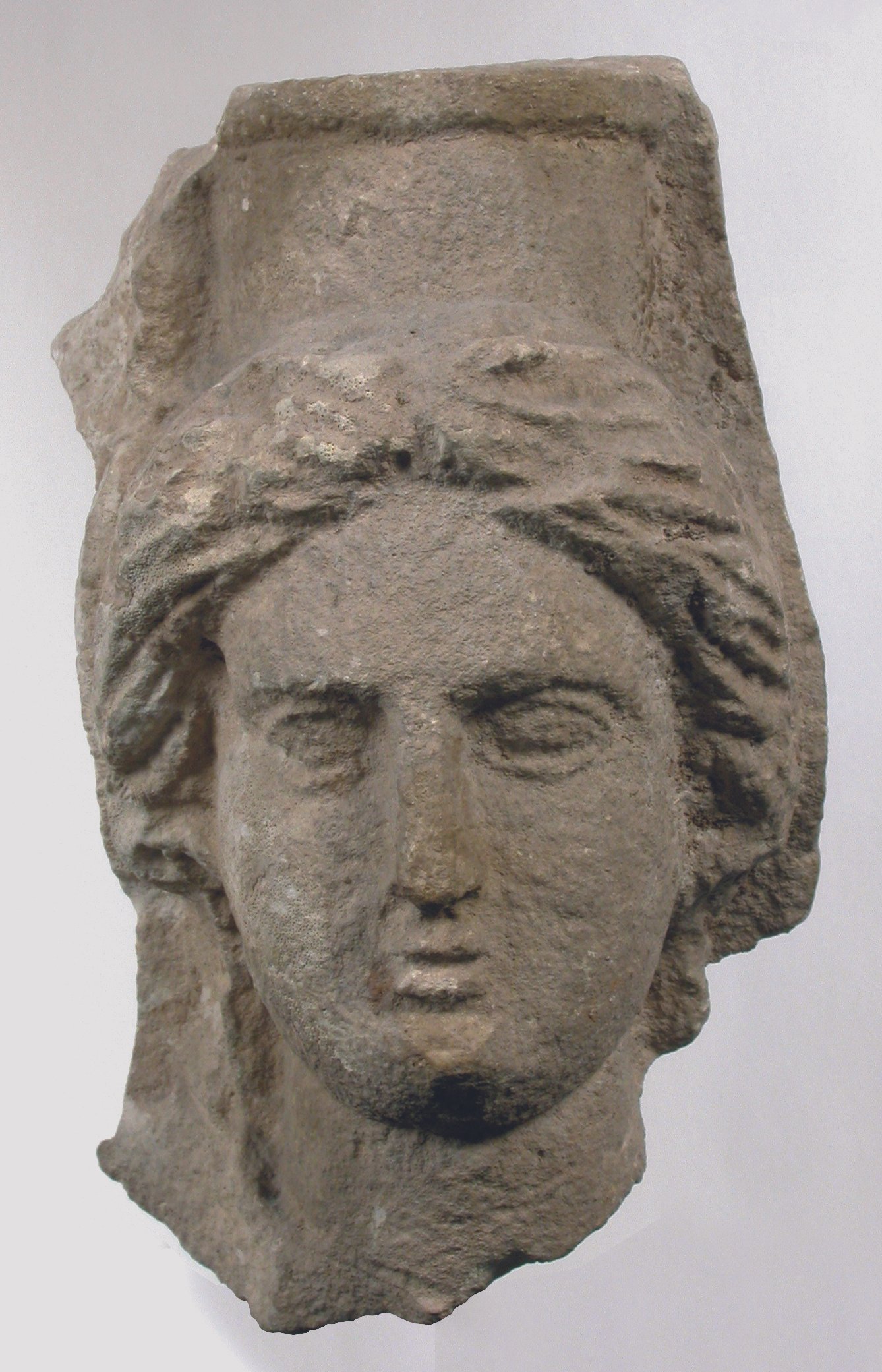 Reliefkopf einer Göttin mit Polos (Winckelmann-Museum Stendal CC BY-NC-SA)