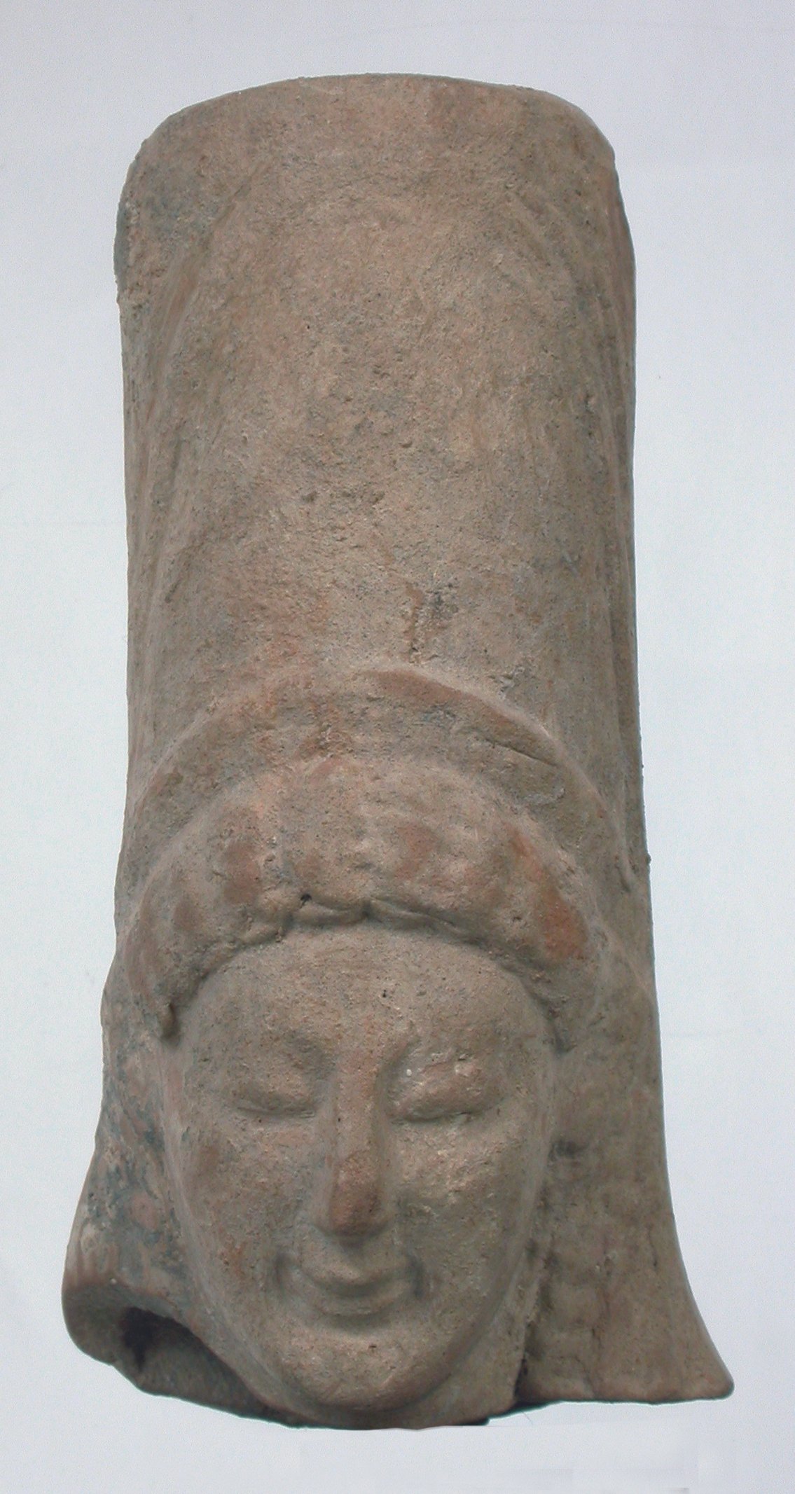 Archaischer Terrakottakopf einer Göttin mit hohem Polos (Winckelmann-Museum Stendal CC BY-NC-SA)