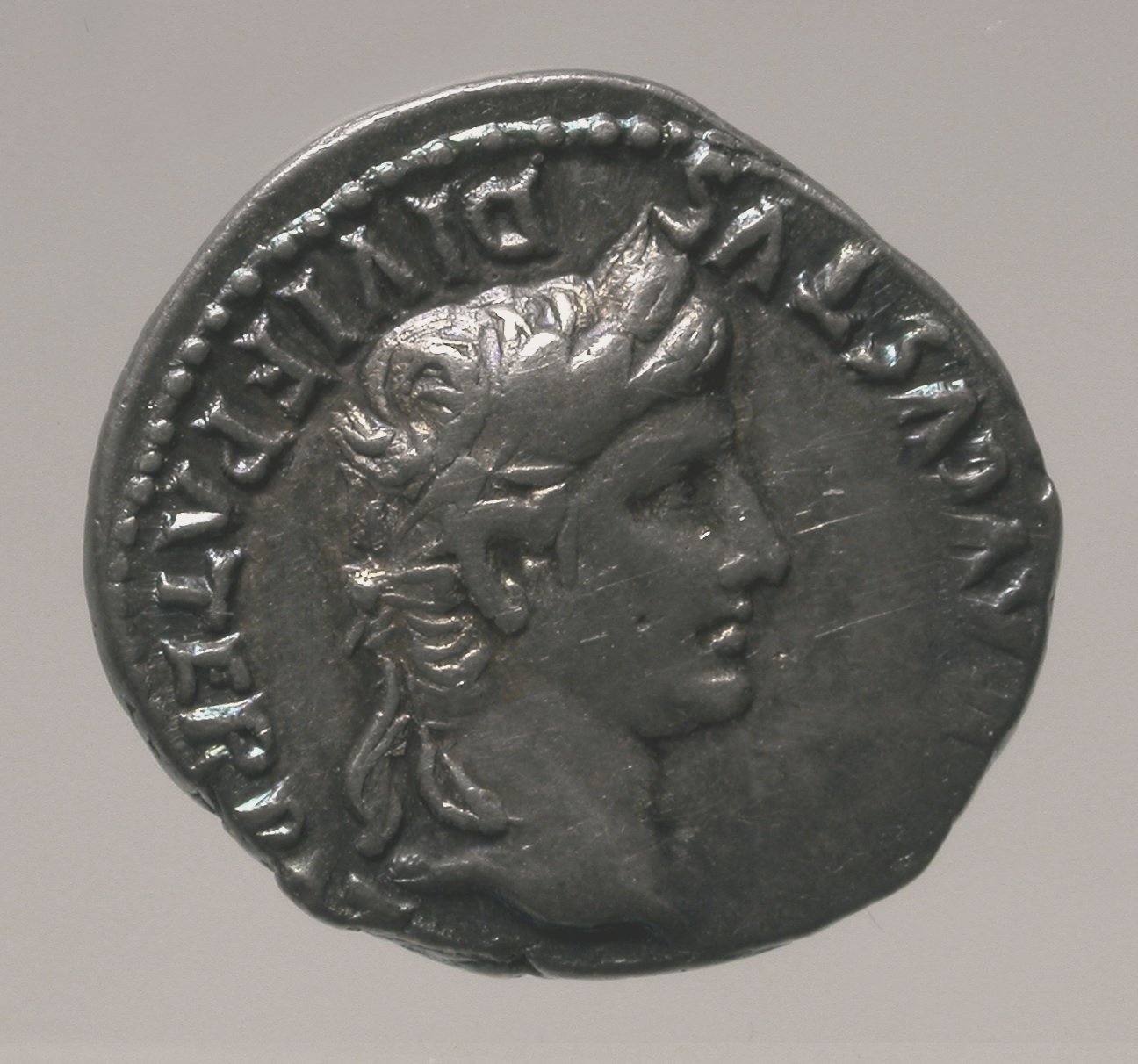 Denar, VS: Kopf des Augustus; RS: Gaius und Lucius mit Schild und Lanze (Winckelmann-Museum Stendal CC BY-NC-SA)