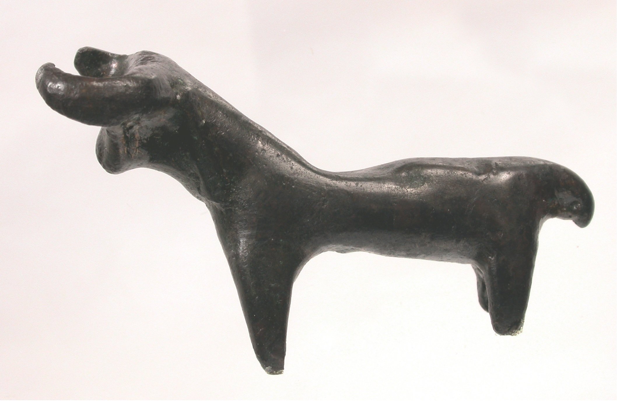 Kleine Statuette in Form eines stehenden Stieres (Winckelmann-Museum Stendal CC BY-NC-SA)