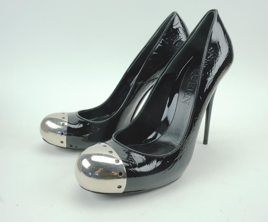 Patent leather heels mit Metallkappe „Kassandra“, Alexander McQueen (Museum Weißenfels CC BY-NC-SA)