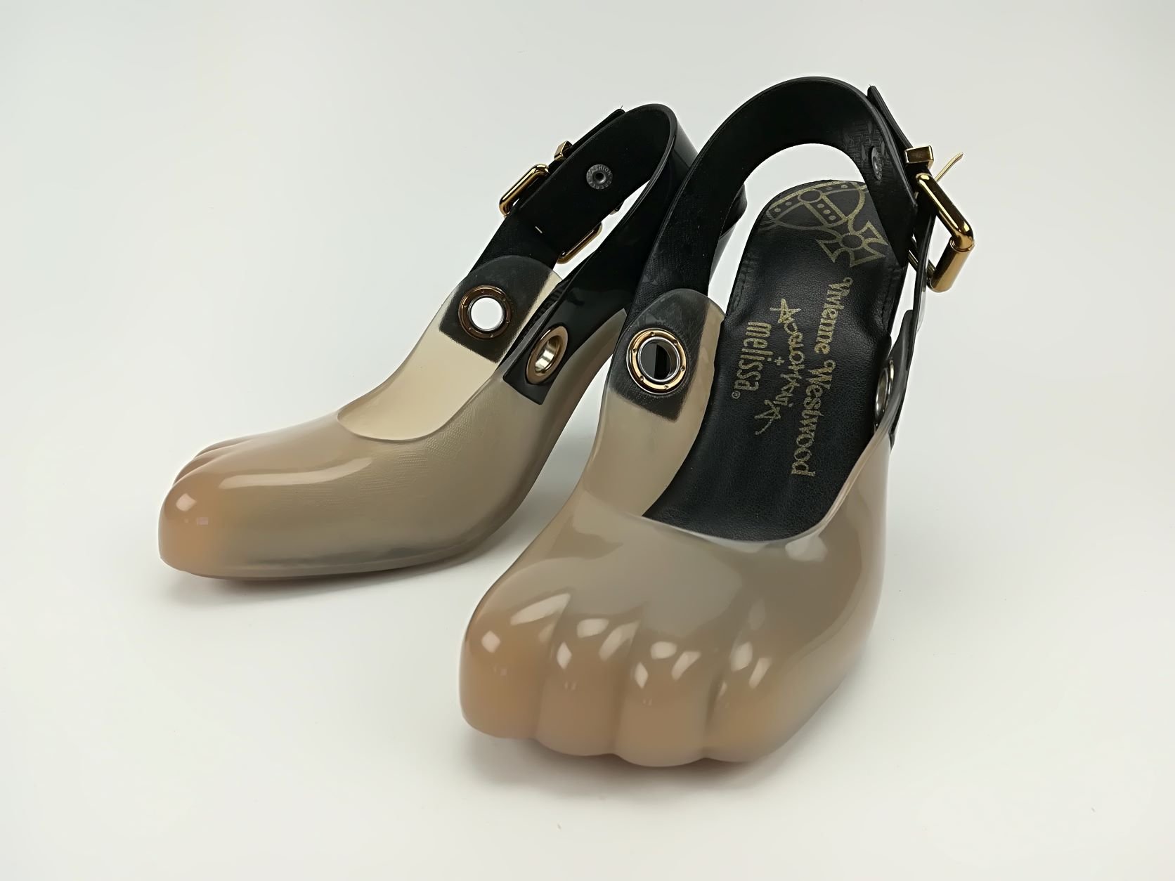 Slingbackpumps „Animal Toe Shoes“ aus Gummi aus der Linie „Anglomania“ von Vivienne Westwood mit der Firma „Melissa“ (Museum Weißenfels CC BY-NC-SA)