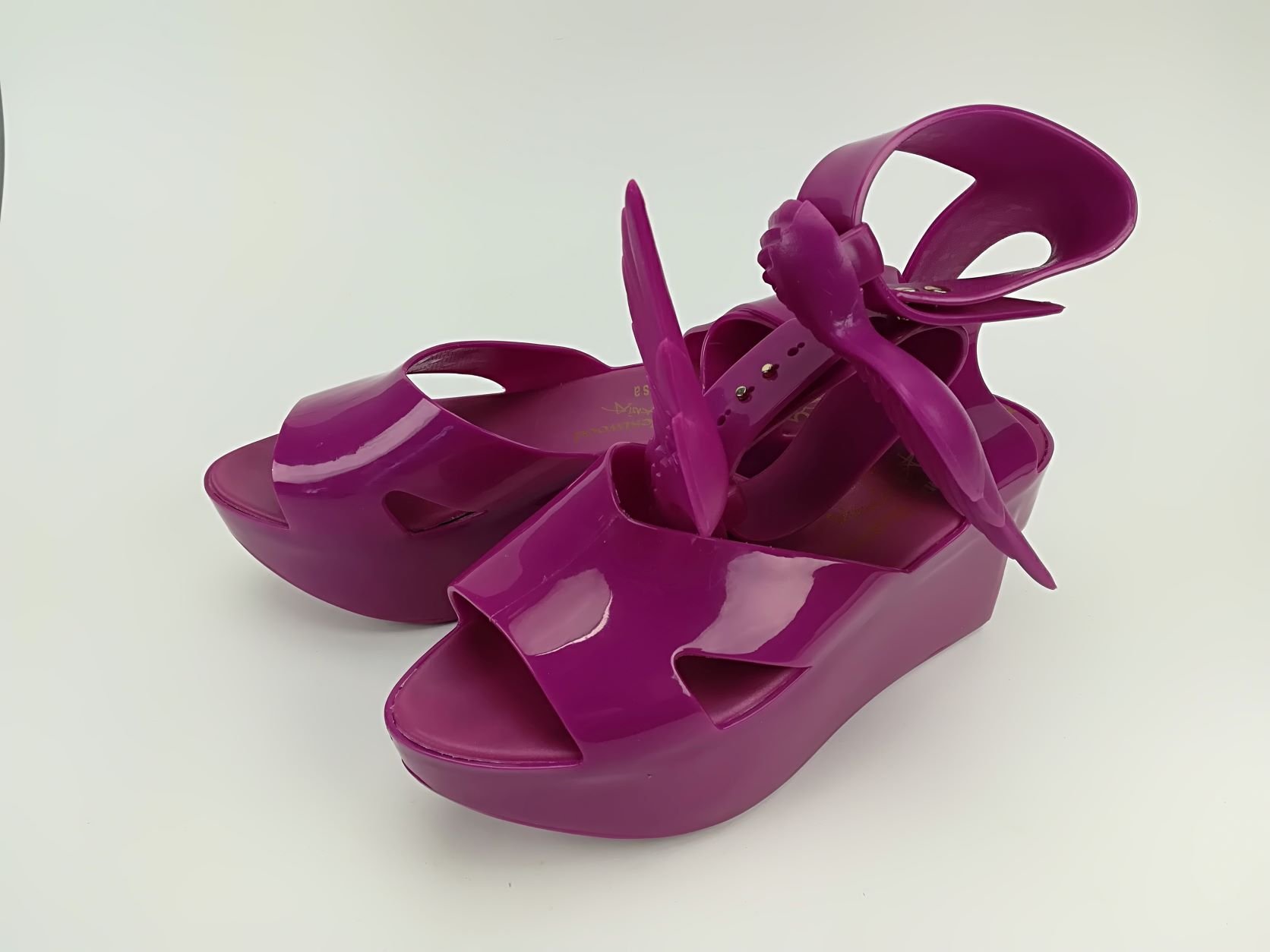 Magentarote Plateausandalen „Wing Shoes“ aus PVC aus der Linie „Anglomania“ von Vivienne Westwood mit der Firma „Melissa“ (Museum Weißenfels CC BY-NC-SA)