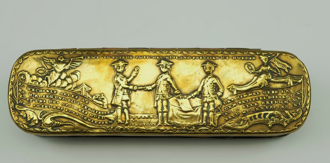 Iserlohner Tabaksdose, 1763, auf den Frieden Preußens mit Russland und Schweden (Museum Weißenfels CC BY-NC-SA)