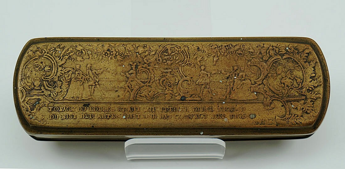 Iserlohner Tabaksdose, um 1780, Rokokoszene (Museum Weißenfels CC BY-NC-SA)