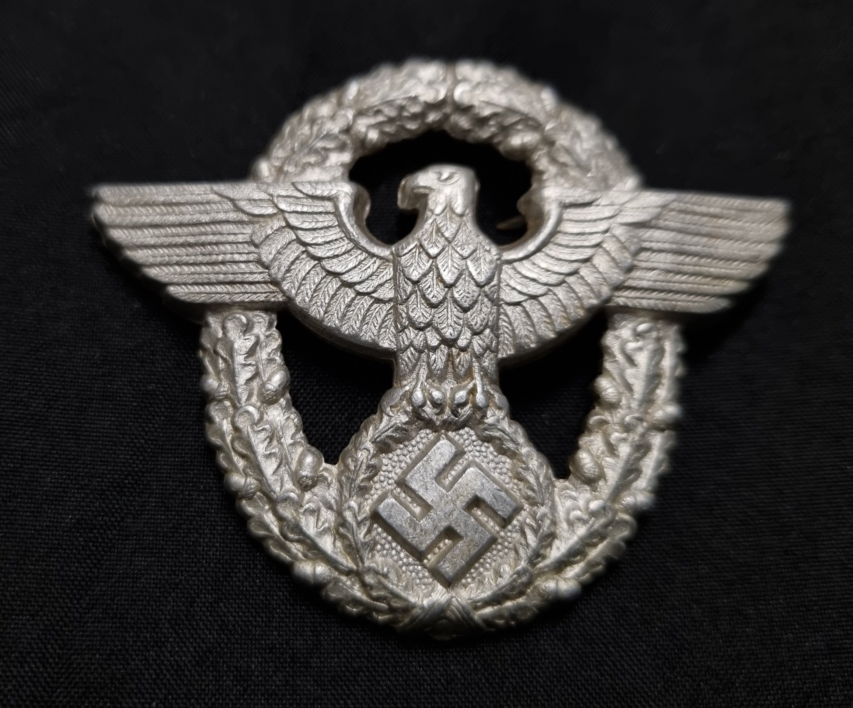 Schutzpolizei Hoheitszeichen Mützenadler (1933-1945) (Spengler-Museum CC BY-NC-SA)