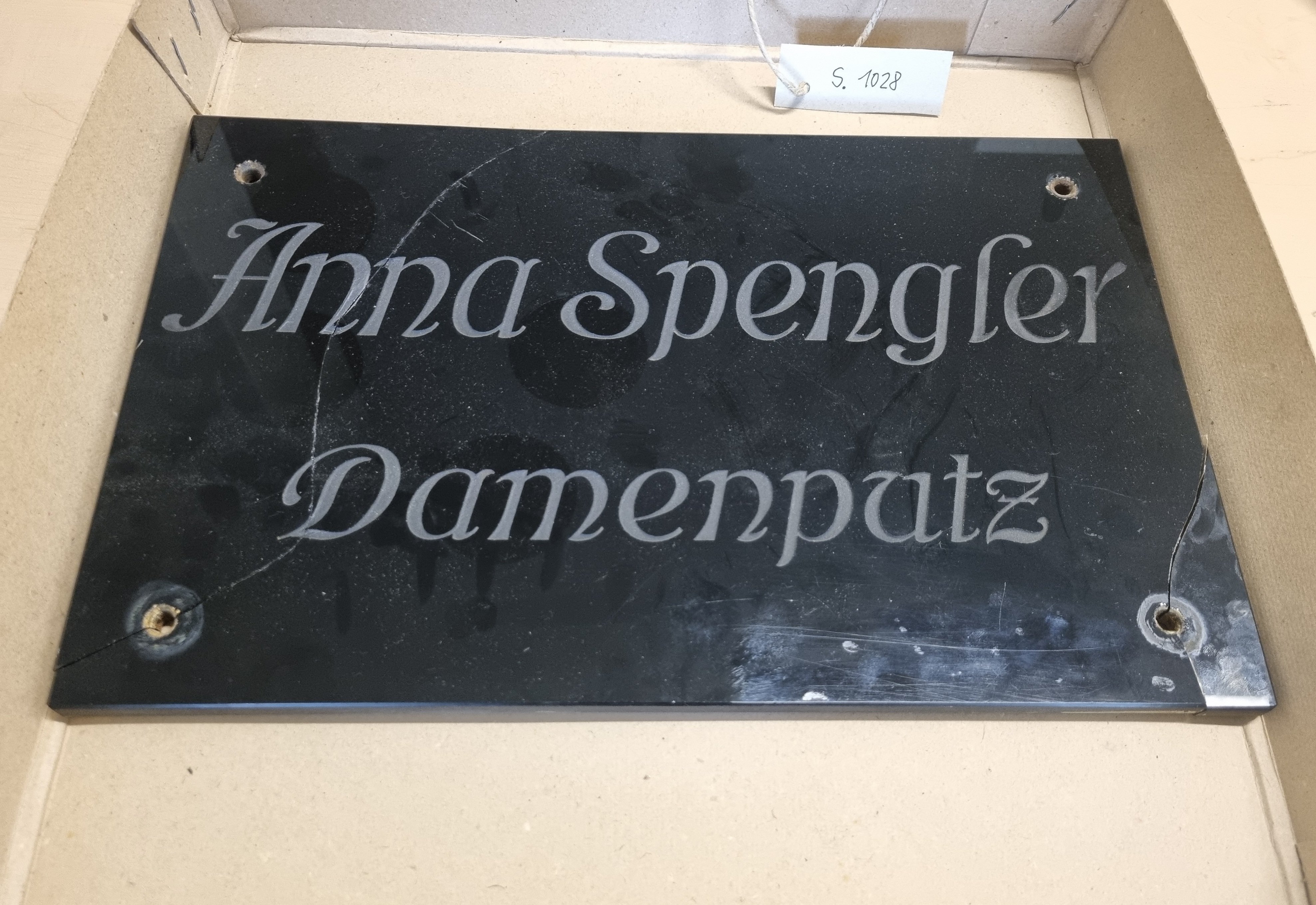 Ladenschild "Anna Spengler Damenputz" (Spengler-Museum CC BY-NC-SA)