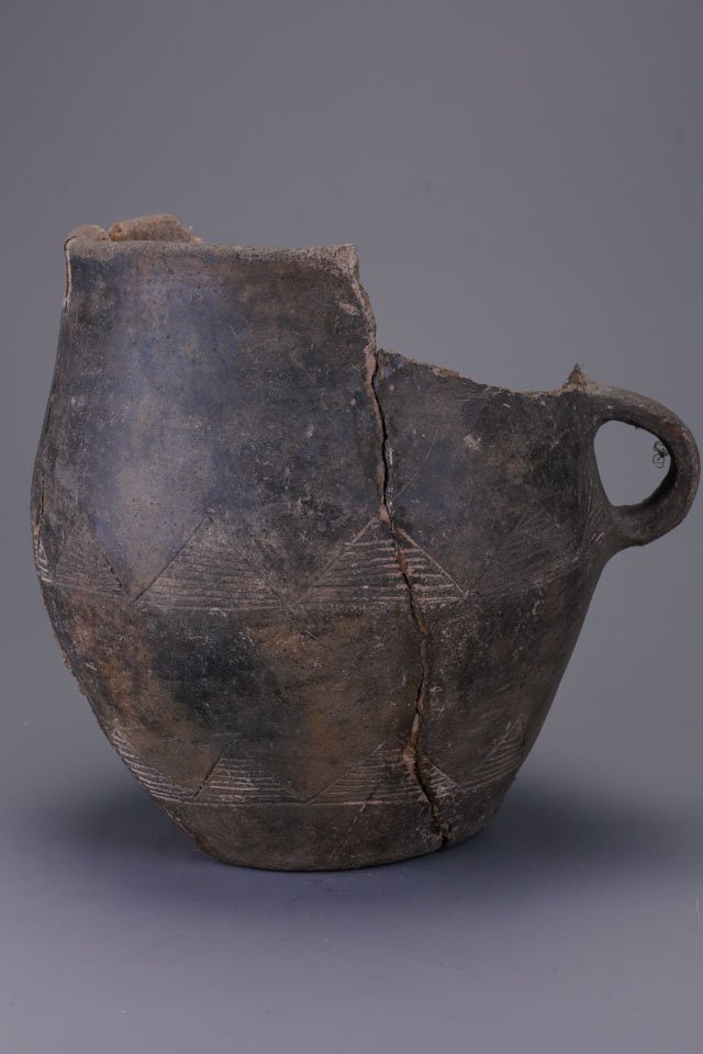 Bauchige Tasse mit unterrandständigem Bandhenkel (Kreismuseum Jerichower Land, Genthin CC BY-NC-SA)