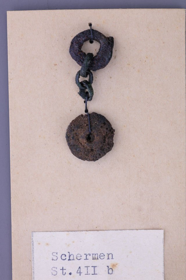 Ring mit Kettengliedern und scheibenförmige Perle (Kreismuseum Jerichower Land, Genthin CC BY-NC-SA)