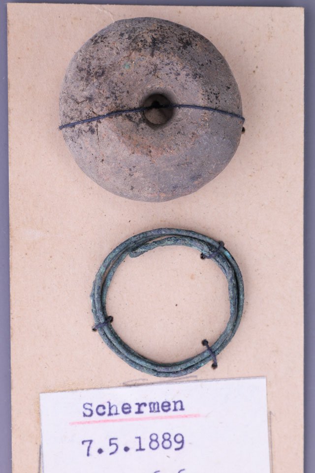Tonspinnwirtel und Bronzespirale (Kreismuseum Jerichower Land, Genthin CC BY-NC-SA)