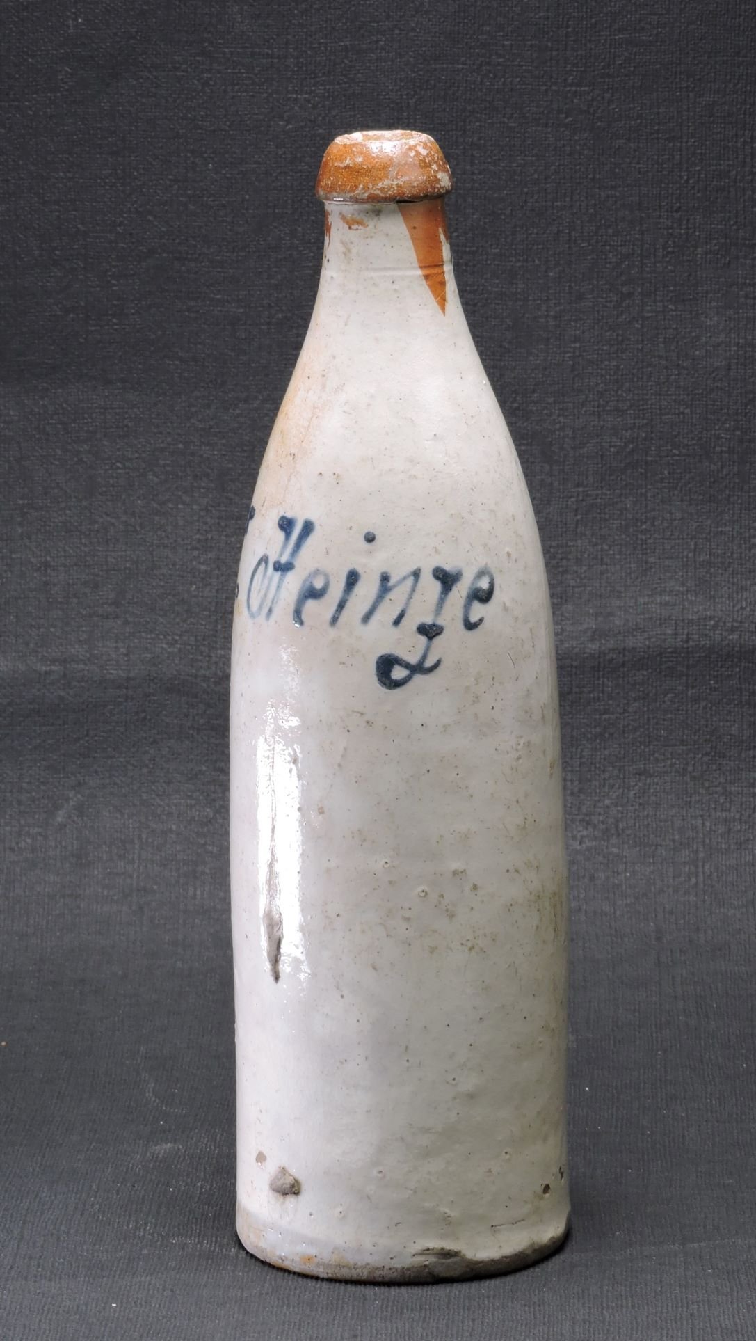 Steingutflasche – „Steingutfabrikant Krüger aus Crinitz“ (Kreismuseum Jerichower Land, Genthin CC BY-NC-SA)