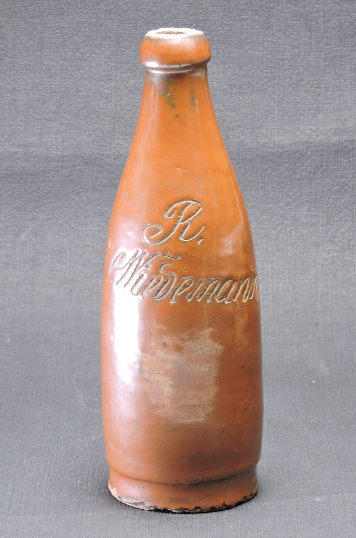 Tonflasche mit Inschrift (Kreismuseum Jerichower Land, Genthin CC BY-NC-SA)