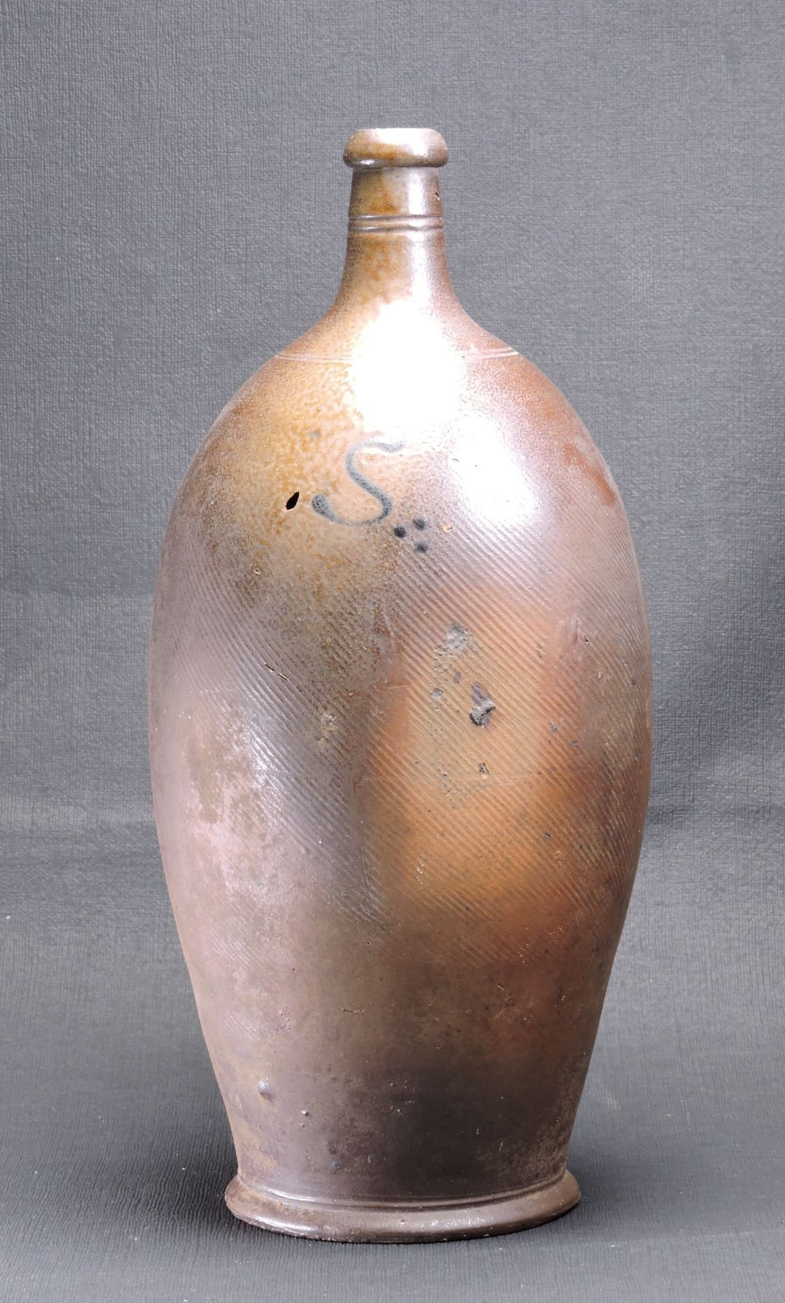 Hohe leicht bauchige Tonflasche mit Signum (Kreismuseum Jerichower Land, Genthin CC BY-NC-SA)