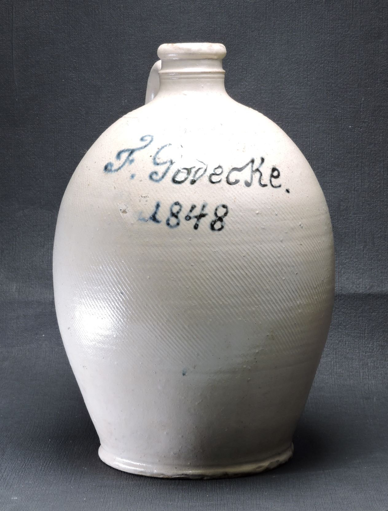 Große grau glasierte Tonflasche „F. Gödecke 1848“ (Kreismuseum Jerichower Land, Genthin CC BY-NC-SA)