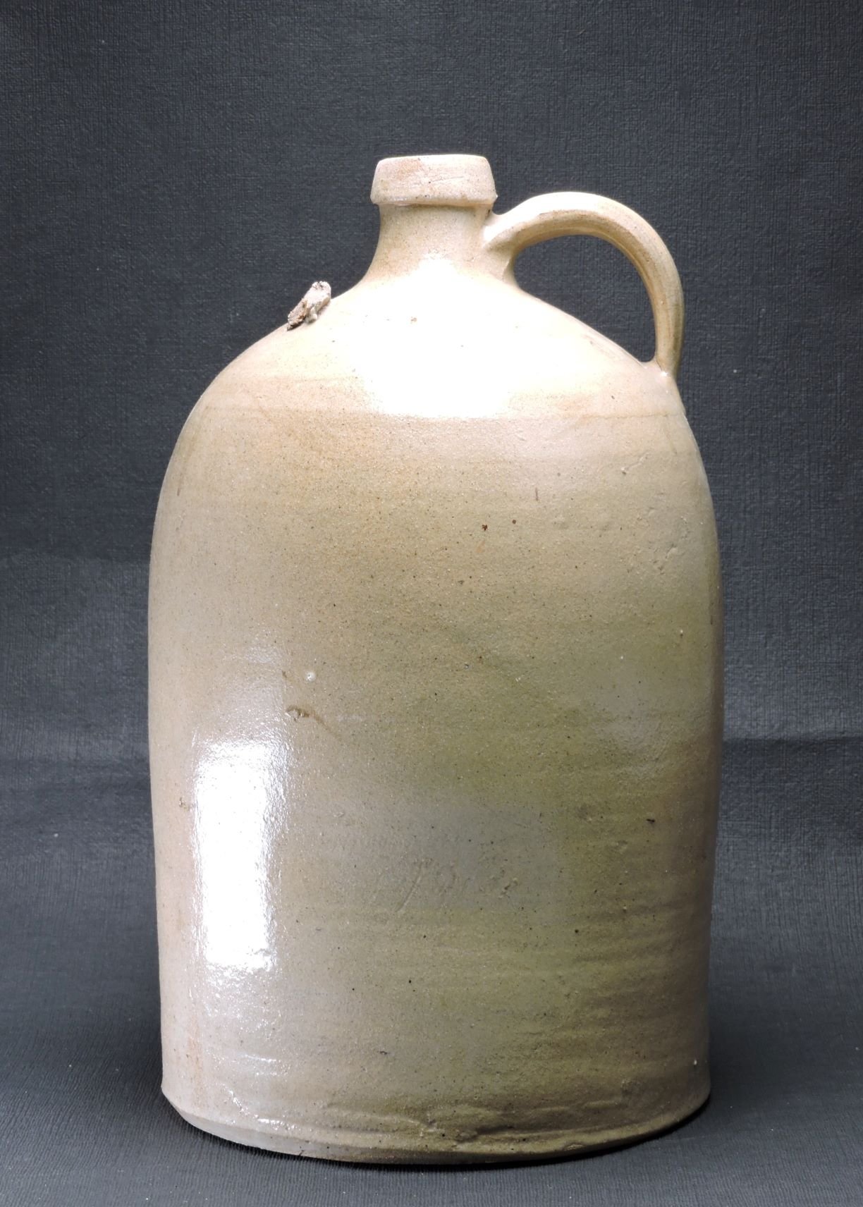 Große zylindrische Tonflasche mit Henkel (Kreismuseum Jerichower Land, Genthin CC BY-NC-SA)