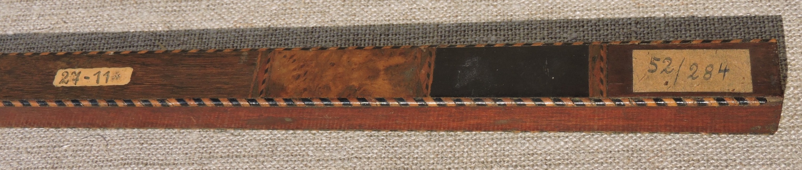 Hölzerne Elle mit eingelegten Intarsien und einem abgebrochenen Griff (Kreismuseum Jerichower Land, Genthin CC BY-NC-SA)