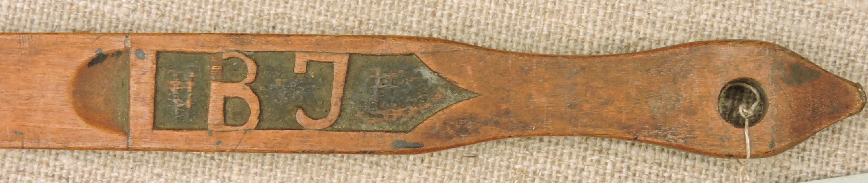 Hölzerne Elle, preußische Elle mit eingeschnitzten Initialen „B J“ (Kreismuseum Jerichower Land, Genthin CC BY-NC-SA)