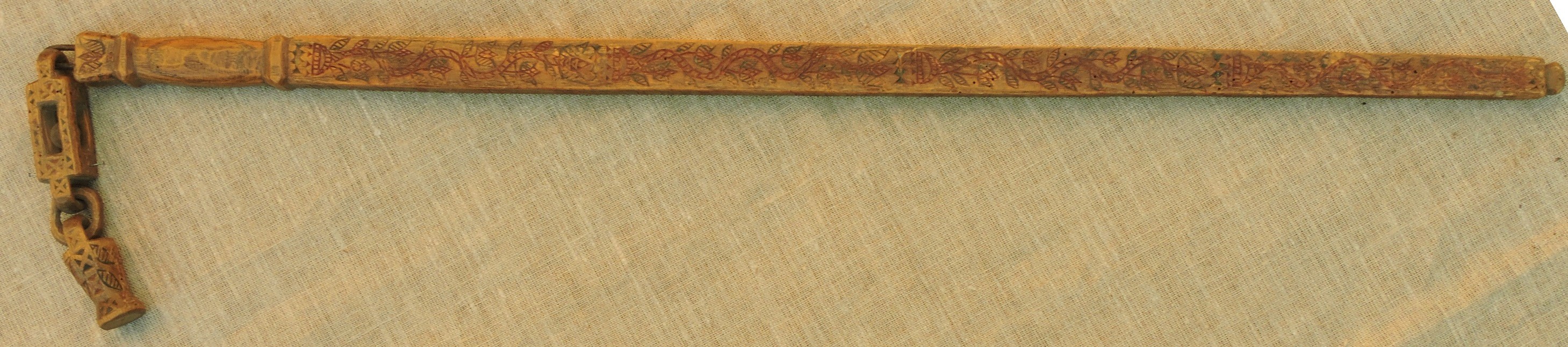 Hölzerne Elle mit geschnitztem Anhängekörper mit Kugel am Griff (Kreismuseum Jerichower Land CC BY-NC-SA)