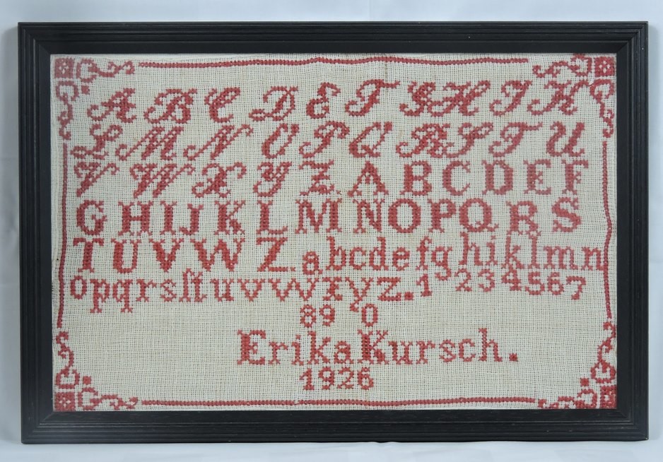 Gerahmtes Kreuzstich-Alphabet-Tuch....... (Kreismuseum Jerichower Land, Genthin CC BY-NC-SA)