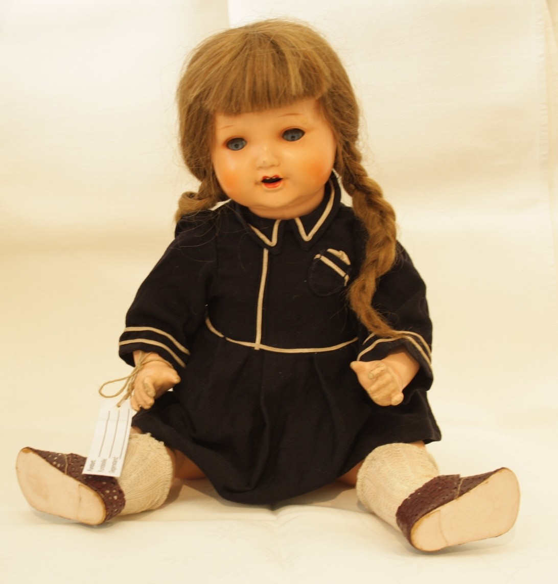 Puppe im Matrosenkleid (Kreismuseum Jerichower Land CC BY-NC-SA)