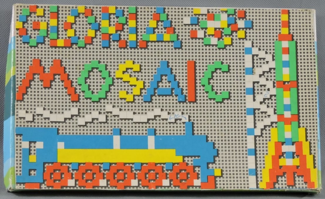 Mosaik-Steckspiel „Gloria“ (Kreismuseum Jerichower Land CC BY-NC-SA)