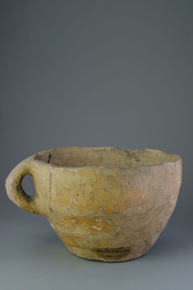 Bauchige Tasse mit randständigem Henkel (Kreismuseum Jerichower Land, Genthin CC BY-NC-SA)
