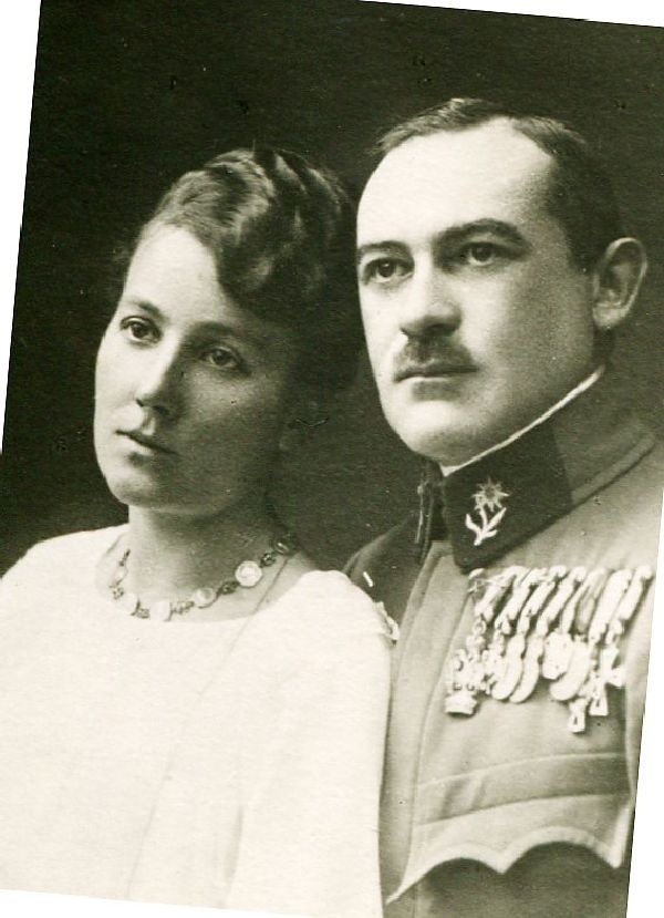 Fotografie: junges Paar, rechts Herr in Uniform mit Orden, links Dame in weißem Kleid (Schloß Wernigerode GmbH RR-F)