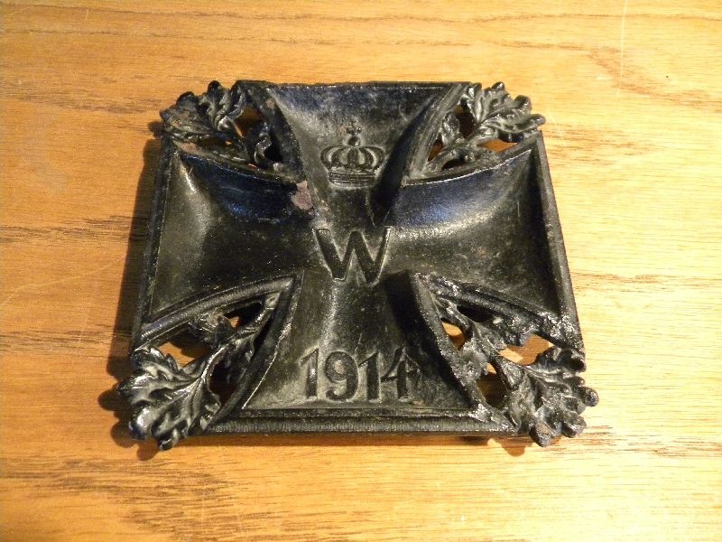 Ascher in Form des Eisernen Kreuzes mit Monogramm "W", Krone und 1914, in den Zwickeln ... (Schloß Wernigerode GmbH RR-F)