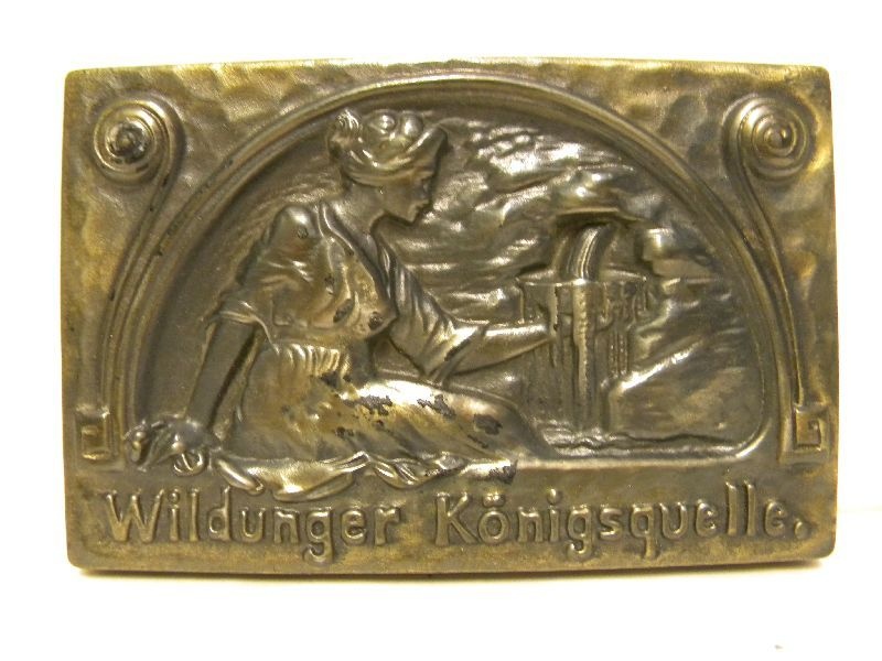 Briefbeschwerer, rechteckig, mit Reliefdarstellung eines Mädchens an einer Quelle (Schloß Wernigerode GmbH RR-F)