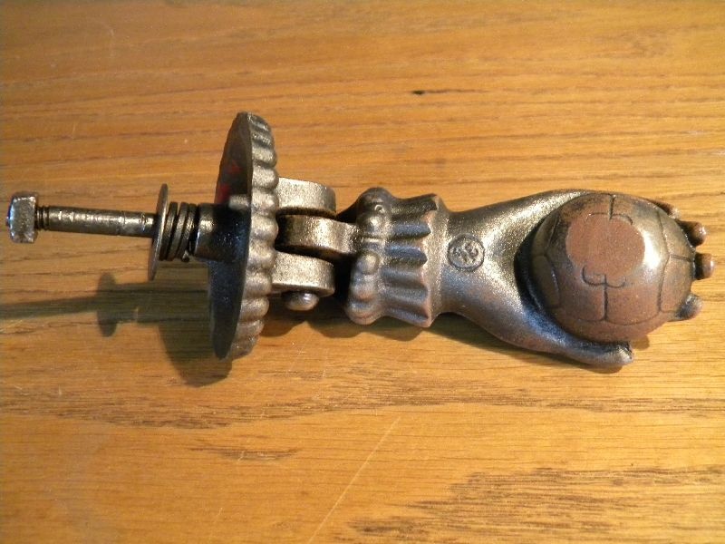 Kleiner Türklopfer in Form einer Hand mit Kugel (Schloß Wernigerode GmbH RR-F)