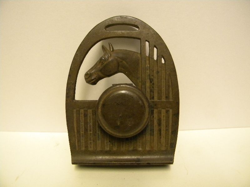 Tintenzeug, hufeisenförmig, Darstellung eines Pferdekopfes in einer Stalltür, Tintenbehälter ... (Schloß Wernigerode GmbH RR-F)