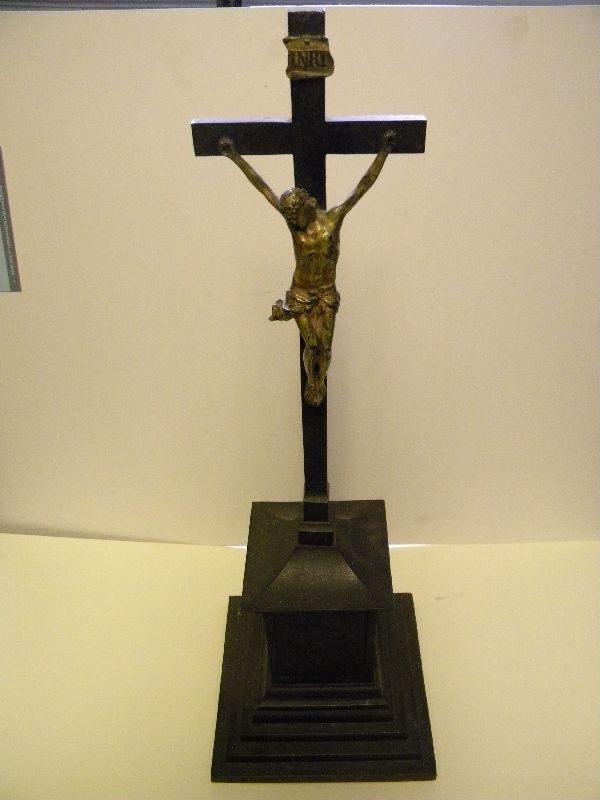 Altarkruzifix mit gestuftem Sockel und reliefgeziertem Unterbau: Johann, Petrus ... (Schloß Wernigerode GmbH RR-F)