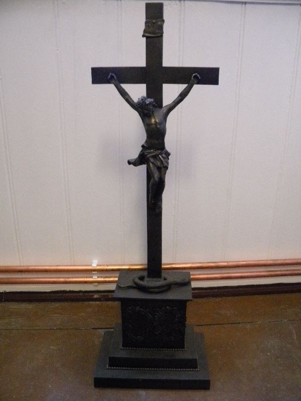 (Altar) Kruzifix, Stufensockel mit Weinlaub und Ährenkranz, Schlange, Totenkopf fehlt (Schloß Wernigerode GmbH RR-F)