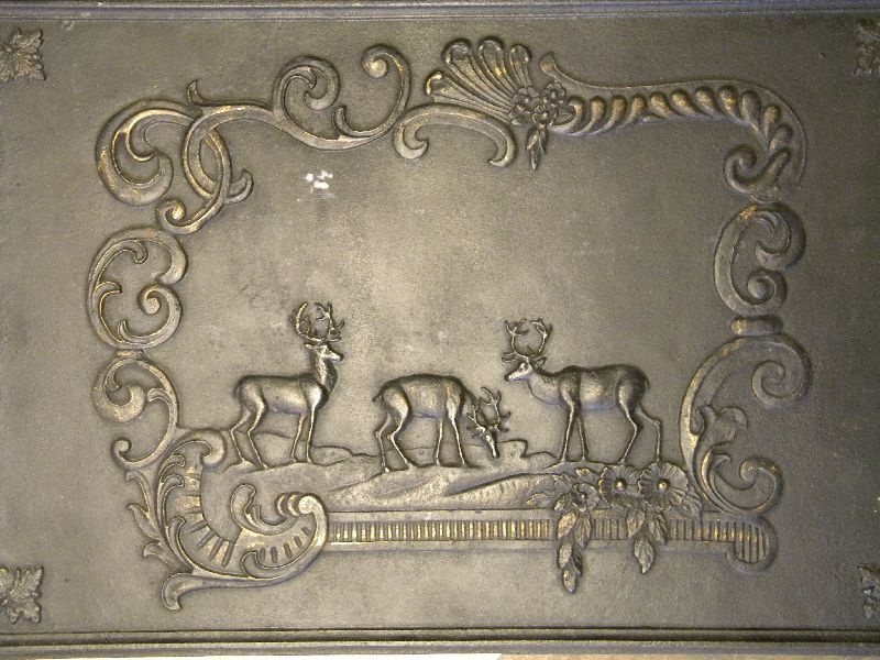 Rechteckige Ofenplatte, Reliefdarstellung: 3 Hirsche umrahmt von Rocailledekor, in den Ecken ... (Schloß Wernigerode GmbH RR-F)