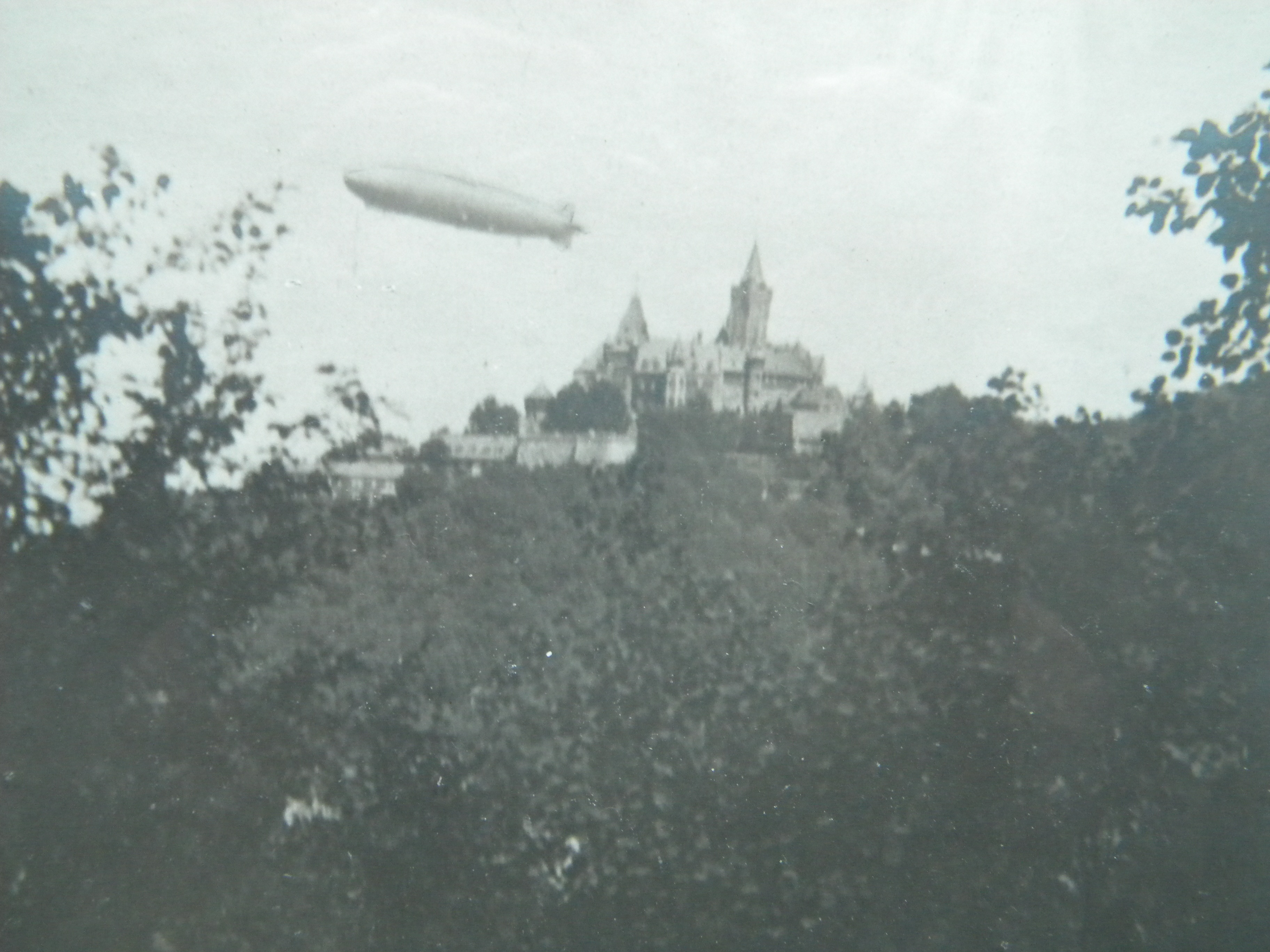 Schloß Wernigerode mit überfliegendem Zeppelin (Schloß Wernigerode GmbH RR-F)
