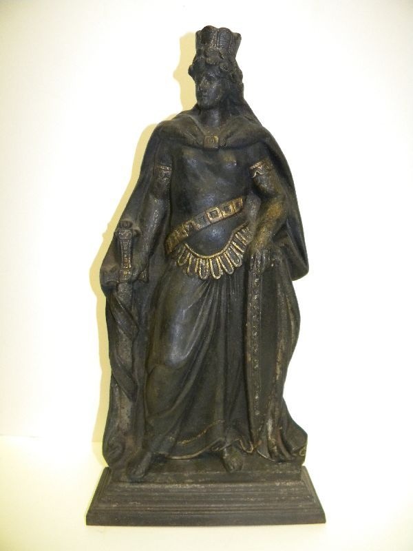 Halbplastische Statue der Germania, mit Schwert, Krone und Schild auf gestuftem Sockel (Schloß Wernigerode GmbH RR-F)
