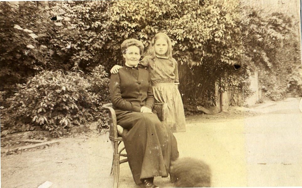 Fotographie: Gräfin Constantin mit Tochter Dorothea (Schloß Wernigerode GmbH RR-F)