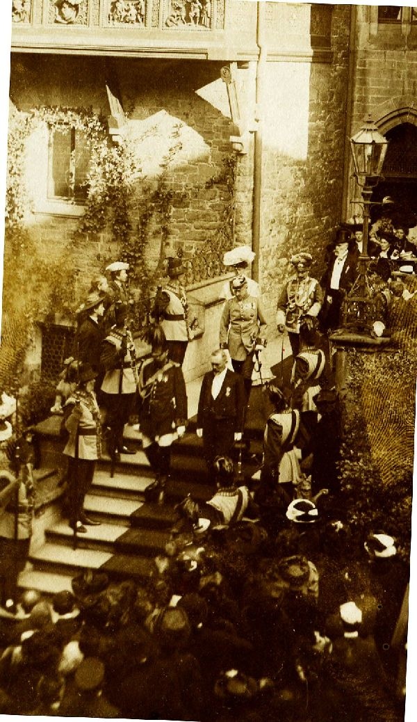 Fotografie, Kaiser Wilhelm II. verläßt die Kirche, neben dem Kaiser Fürstin Marie zu Stolberg Wernigerode (Schloß Wernigerode GmbH RR-F)